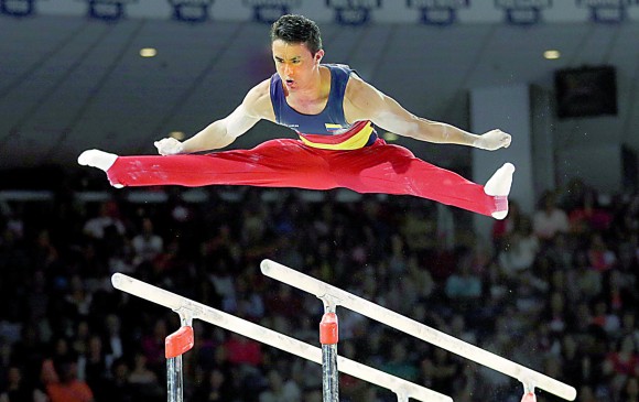 Jossimar Calvo, en barras paralelas, uno de sus aparatos fuertes. Ayer lo consagró de nuevo campeón en Brasil. FOTOs Archivo