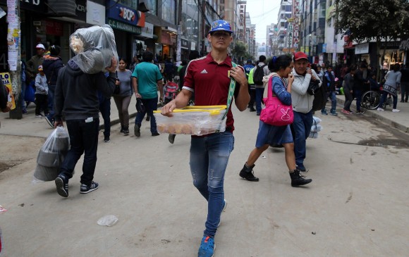 El ingreso mínimo de los venezolanos promedia 253 mil bolívares, que en un 80 % se destina a gastos en alimentación, afirmó la presidenta del gremio Consecomercio, María Uzcátegui. FOTO reuters