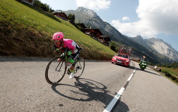 Pudieron más los dolores fruto de los golpes de la caída, que las ganas de continuar de Rigoberto Urán en el Tour de Francia. FOTO EFE 