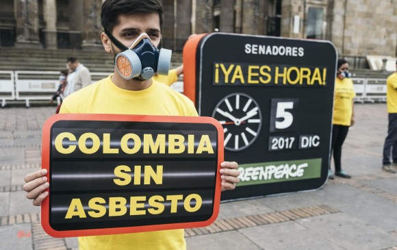 Ante las constantes negativas para prohibir el uso industrial de asbesto, en la Plaza de Bolívar de Bogotá, se han reunido personas para protestar por sus efectos nocivos. FOTO Colprensa