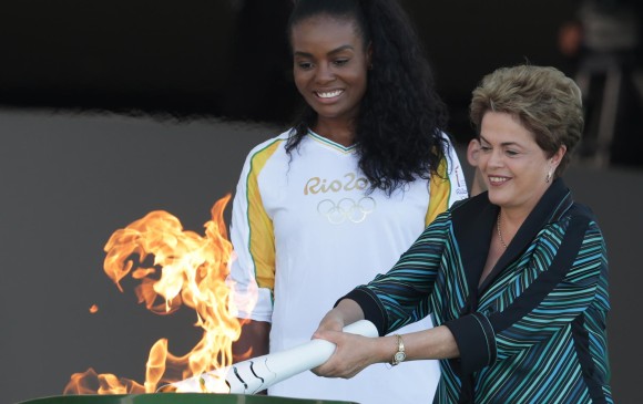 Dilma Rousseff, fue la encargada de encender la antorcha con la llama olímpica que llegó procedente de Ginebra. FOTOS AP Y AFP