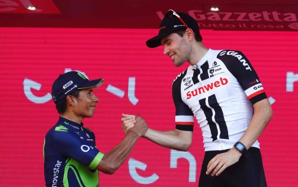 Nairo Quintana y Tom Dumoulin cruzaron felicitaciones en el podio del Giro, carrera en la que ambos mostraron juego limpio en momentos difíciles. FOTO AFP