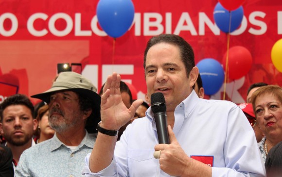 Este lunes Vargas Lleras presentó las firmas para buscar el aval presidencial. FOTO COLPRENSA