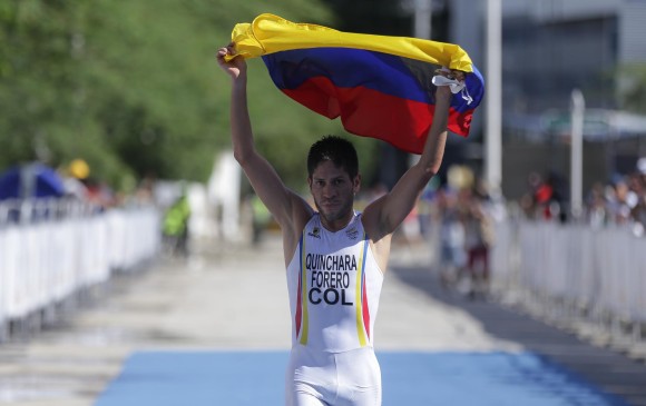 Carlos Quinchará ganó medalla de oro en el triatlón de los Juegos Bolivarianos. FOTO COLPRENSA