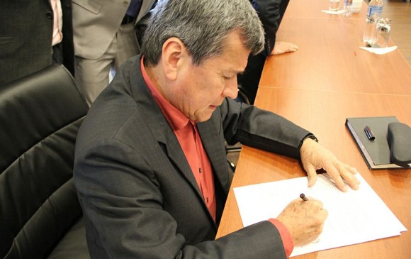 El 4 de septiembre de 2017, el lider negociador del Eln, Pablo Beltrán, firmó un cese el fuego de 100 días. FOTO COlprensa