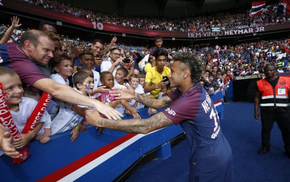 Neymar desmintió enfáticamente cobrar dinero por relacionarse con la hinchada del PSG. FOTO: CORTESÍA PSG