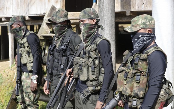 Guerrilleros del Eln en la entrega de cuatro miembros de la Fuerza Pública. FOTO MANUEL SALDARRIAGA