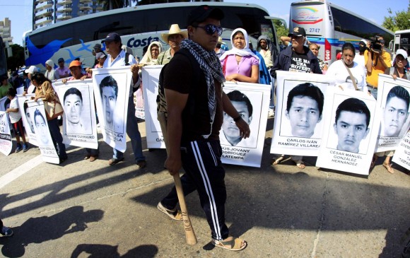 Manifestación que se llevó a cabo en Acapulco, Guerrero, el 19 de diciembre pasado, para exigir justicia para los estudiantes desaparecidos en Iguala. FOTO REUTERS