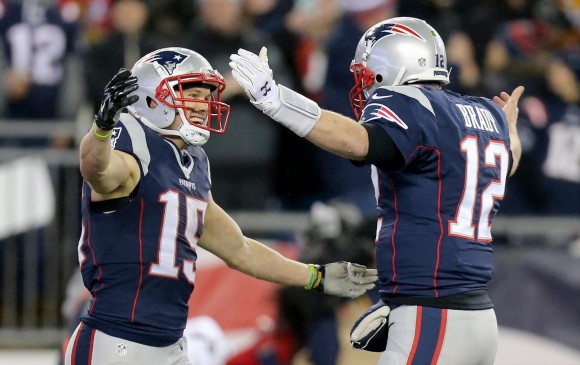 Los jugadores de Patriots de Nueva Inglaterra celebran el título que les dio el tiquete para el Super Bowl LI. FOTO AFP