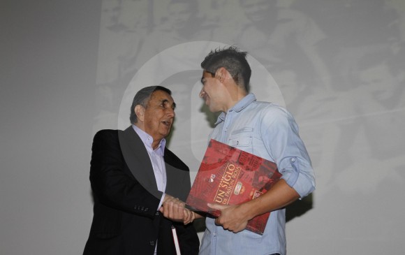 Javier Velásquez con Mauricio Molina, uno de los jugadores que él consideró de sus consentidos. Ambos forjaron una gran amistad desde la llegada de Mao, en 2001. FOTO archivo donaldo zuluaga