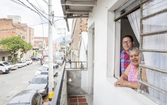 1. Yolanda y su sobrino Miguel Estrada en el balcón de su casa. 2. Marina Pérez es la madrina de Yolanda, toda la vida han sido vecinas. 3. Así se veía una parte del barrio en 1986. FOTOs MARIO VALENCIA y Archivo