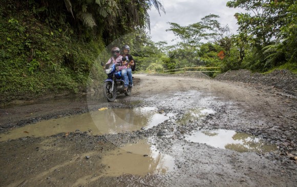 La carretera entre Medellín y Quibdó presenta paso restringido entre los sitios el 20 y el 21. FOTO Edwin Bustamante
