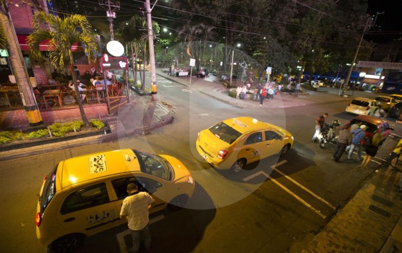 Acopio de taxis en el Parque Lleras. La foto es de archivo y los vehículos que aparecen en ella no están relacionados con el textoFoto: Manuel Saldarriaga Quintero