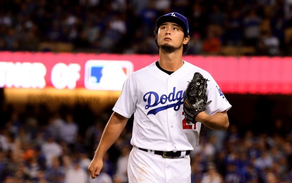 El lanzador japonés Yu Darvish permitió cinco carreras en las primeras dos entradas y puso el juego cuesta arriba para los Dodgers. FOTO AFP