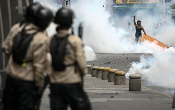 Fuertes disturbios en marcha de miles de opositores en Venezuela