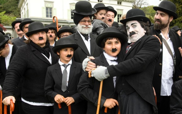 Cientos de fanáticos de Chaplin se vistieron como su personaje Charlot y festejaron su natalicio en el Museo. FOTO efe