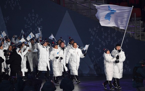 Los atletas de Corea del Norte y Corea del Sur, desfilaron bajo una bandera con la península coreana en azul sobre un fondo blanco. FOTO AFP