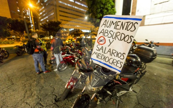 Motociclistas de Medellín, en operación tortuga por aumento del Soat
