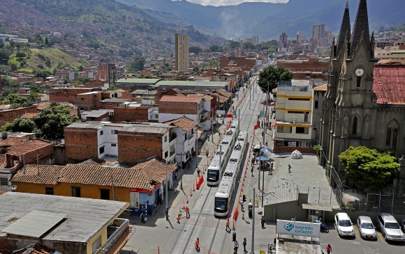 Medellín se sigue reinventando y transformando. El turno ahora fue para las comunas 8, 9 y 10, con el tranvía de Ayacucho y sus cables aéreos, los nuevos íconos de la ciudad. FOTO henry agudelo