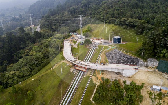 Al puente, que unirá los dos segmentos de vía y tiene 150 metros de longitud, solo le falta una losa de fundición. FOTO Carlos Velásquez