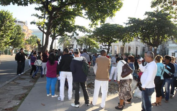 En El Vedado, cerca al malecón, donde está la oficina de intereses de los Estados Unidos, más cubanos madrugaron hacer fila para alcanzar una cita y lograr la visa. FOTO JORGE IVÁN POSADA DUQUE