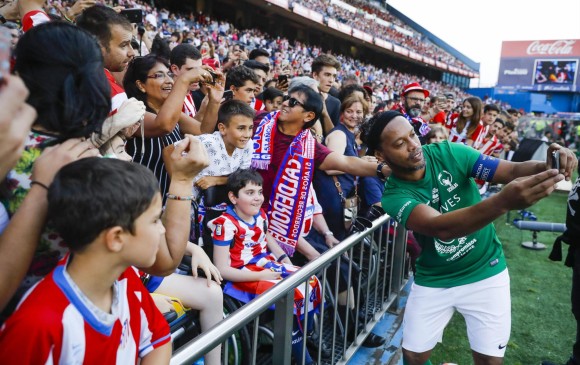 Ronaldinho fue capitán del equipo Leyendas del mundo. FOTO EFE