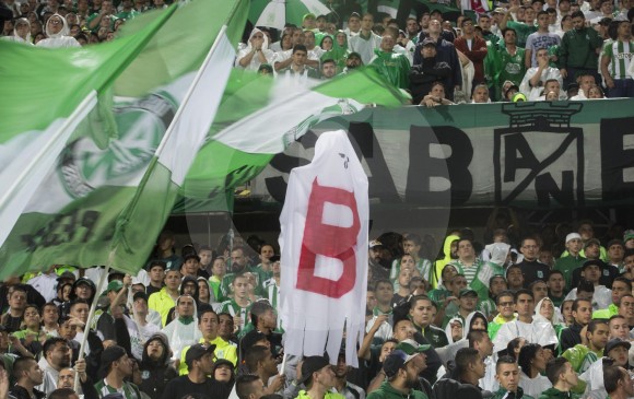 Una bandera con la letra B y varios fantasmas como el que aparece en la foto, fueron usados por los hinchas de la tribuna sur en el partido con el América. FOTO MANUEL SALDARRIAGA 