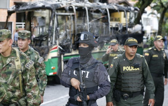 Un bus de transporte público de la empresa Coonatra fue incinerado por sujetos desconocidos ayer en la tarde, en el barrio Calasanz, occidente de la capital antioqueña. FOTO Juan Antonio sánchez