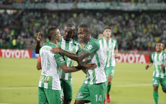 Macnelly Torres, Helibelton Palacios y Reinaldo Lenis, hombres importantes en la victoria 4-0 de Nacional sobre el Delfín ecuatoriano. El conjunto paisa es líder sólido de su grupo. FOTO jaime pérez