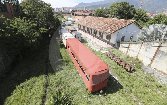 Durante más de 60 años este terreno y sus edificios sirvieron como taller al Ferrocarril de Antioquia. Hoy es incierto el futuro que tendrá el lugar, considerado patrimonio. FOTO Manuel Saldarriaga