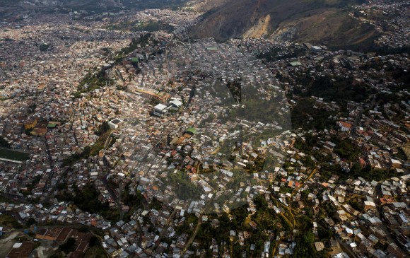 En los límites entre Medellín y Bello se nota cómo los municipios se afectan entre sí. Por eso nace la necesidad de una planificación regional que haga viable el territorio. FOTO Esteban Vanegas