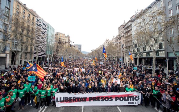 Miles de personas se manifestaron en las calles de Barcelona, con algunos incidentes, contra la detención del expresidente regional independentista Carles Puigdemont, arrestado por la Policía alemana en virtud de una orden europea. FOTO EFE
