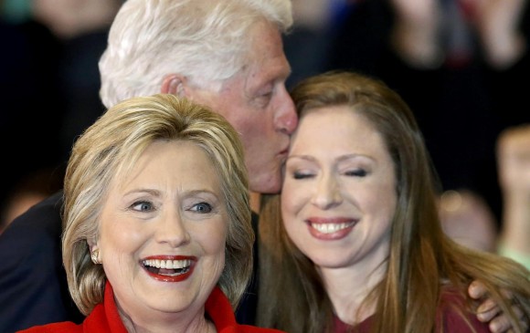 El expresidente Bill Clinton, su esposa, la exsecretaria de Estado Hillary Clinton, y su hija Chelsea, saborean el triunfo de la precandidata demócrata en el caucus de Iowa. FOTO reuters.