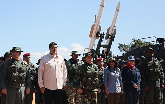 Nicolás Maduro acompañado de militares venezolanos. FOTO: AFP