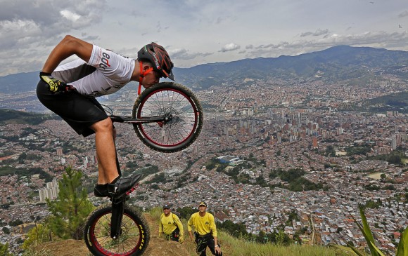 El deportista antioqueño consiguió en la mañana de este domingo subir a la cima de uno de los cerros tutelares de Medellín. FOTO HENRY AGUDELO