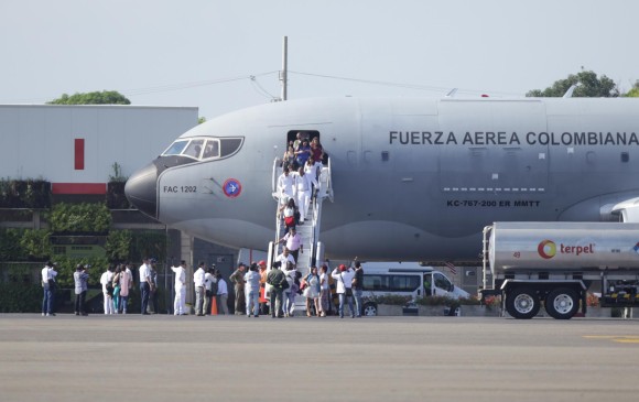 Se espera que lleguen a la firma más de 250 víctimas en tres vuelos diferentes desde Bogotá, Medellín y Cali. FOTO COLPRENSA
