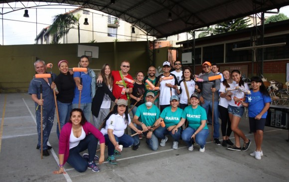 Grupo de voluntarios que trabajan en la restauración de varios colegios de Medellín. FOTO CORTESÍA