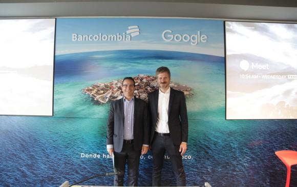 Juan Carlos Mora (izq.), presidente de Bancolombia, y Giovanni Stella, gerente general de Google. FOTO cortesía