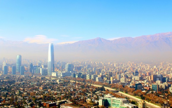 Panorámica de la capital chilena que afronta alertas ambientales similares a las que vivió Medellín en las últimas semanas. FOTO SSTOCK