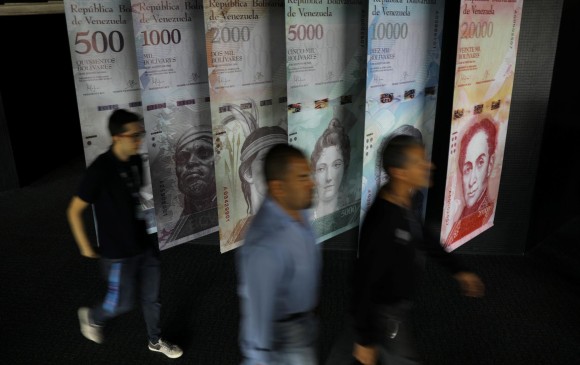 Con el nuevo sistema cambiario, personas naturales de Venezuela podrán comprar hasta 500 dólares trimestrales. FOTO REUTERS