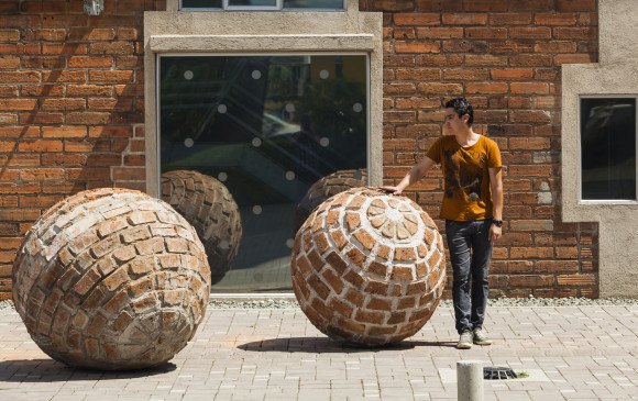 Lugares en fuga II (2012). Tres de estas esferas estuvieron en el Mamm.