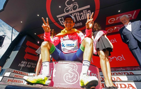 El colombiano Esteban Chaves es el nuevo líder del Giro de Italia. FOTO AFP