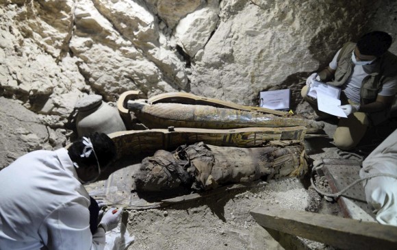 Uno de los sarcófagos hallados en la tumba en la colina de Dra Abu al Naga, con el cuerpo momificado. FOTO EFE