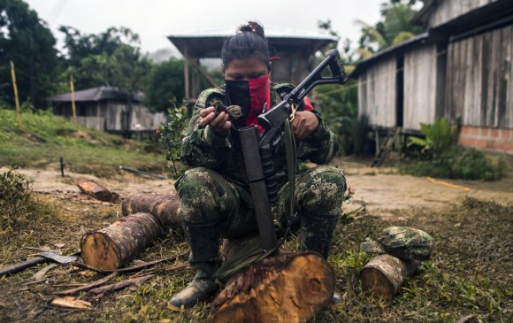 Guerrilleros del frente de guerra Occidental (foto) aceptaron que se violó el cese el fuego al asesinar a un líder indígena. FOTO AFP
