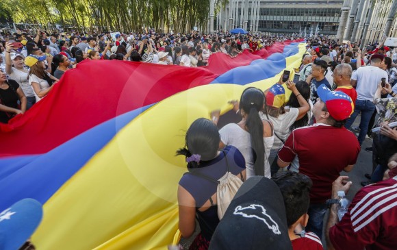 Venezolanos en el Parque de las Luces ondeando el Foto: Robinson Sáenz