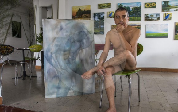 La exposición “Medellín se desnuda” incluye doce obras del artista colombiano Rafael Sandoval. FOTO Robinson Sáenz