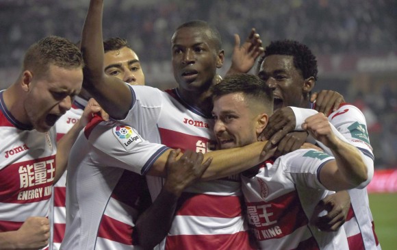 Adrián Ramos celebró con todo sus dos goles de ayer. FOTO efe 