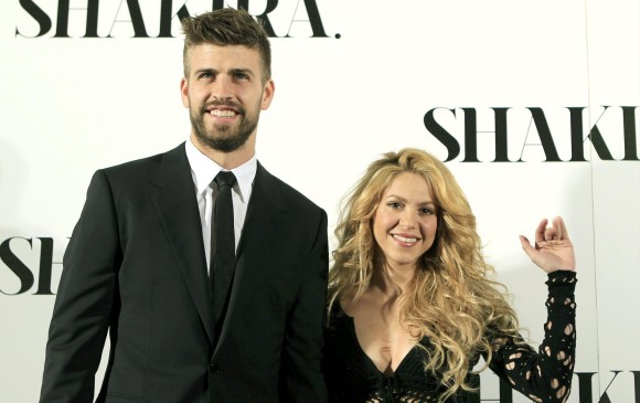 La cantante colombiana, Shakira, acompañada por su pareja, el futbolista del F. C. Barcelona, Gerard Piqué, a su llegada a la presentación de su nuevo trabajo, en un acto celebrado en Barcelona en 2014. EFE / Andreu Dalmau.