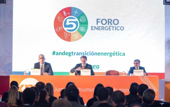 De izquierda a derecha: Alfonso Cardona, viceministro de Energía; Alejandro Castañeda, presidente de Andeg; y Hernando Díaz, presidente de la junta directiva de Andeg. FOTO cortesía