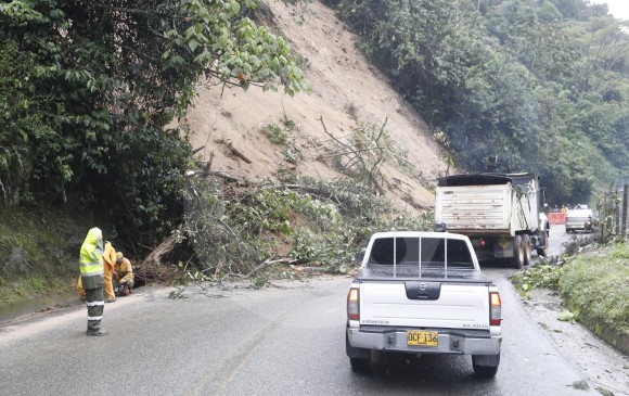 En la vía al suroeste, a 1 km del peaje de Amagá, un derrumbe viene presentando cierres parciales y totales. Ha habido trancones hasta de 2 horas por trabajos de remoción. FOTO Manuel saldarriaga